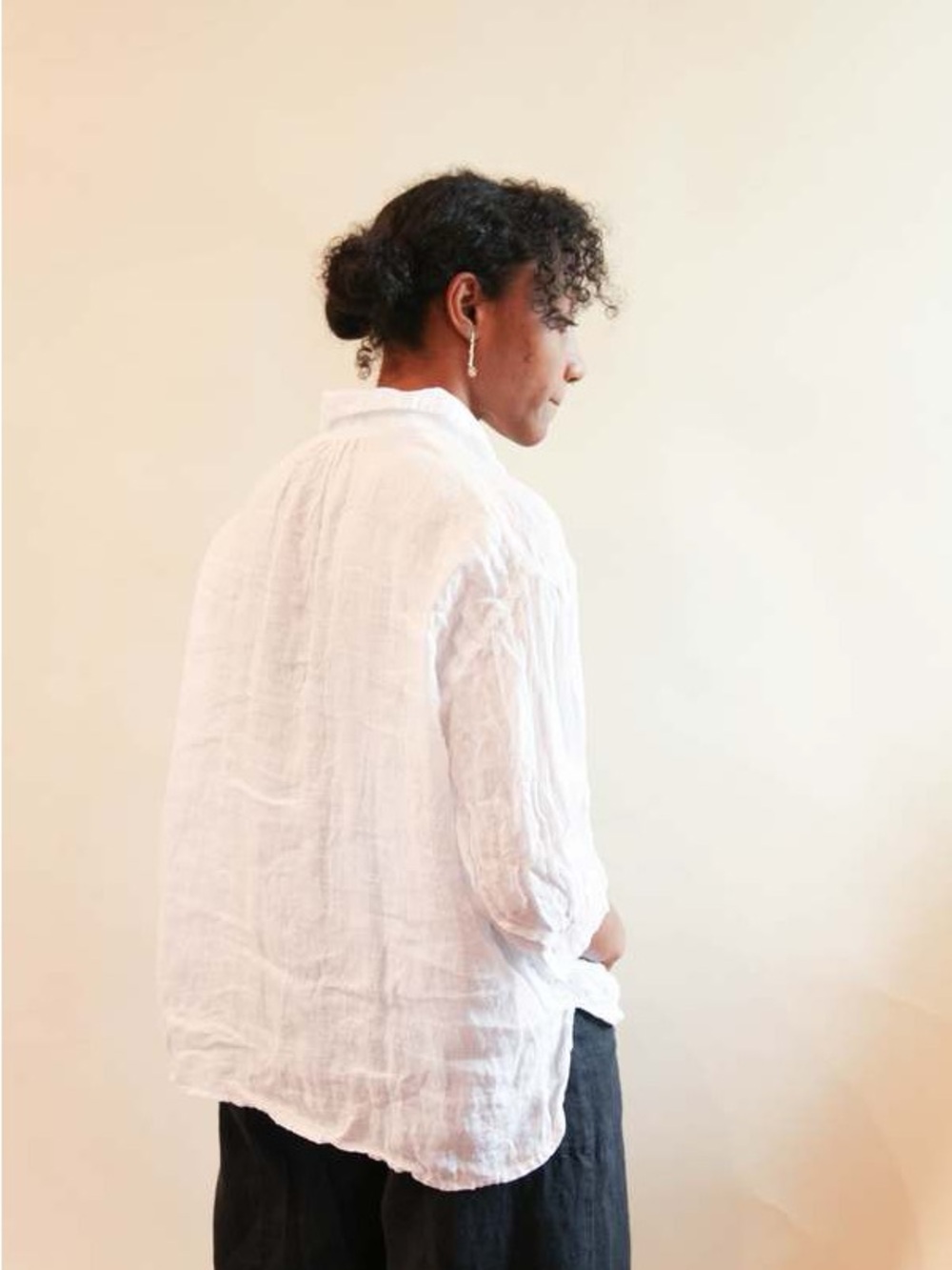 CP Shades Gigi White Linen V-Neck Women's Top - Picture 3 of 8